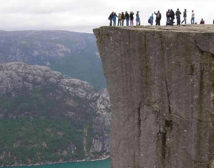 世界上8個最驚心動魄的景點--置頂表情